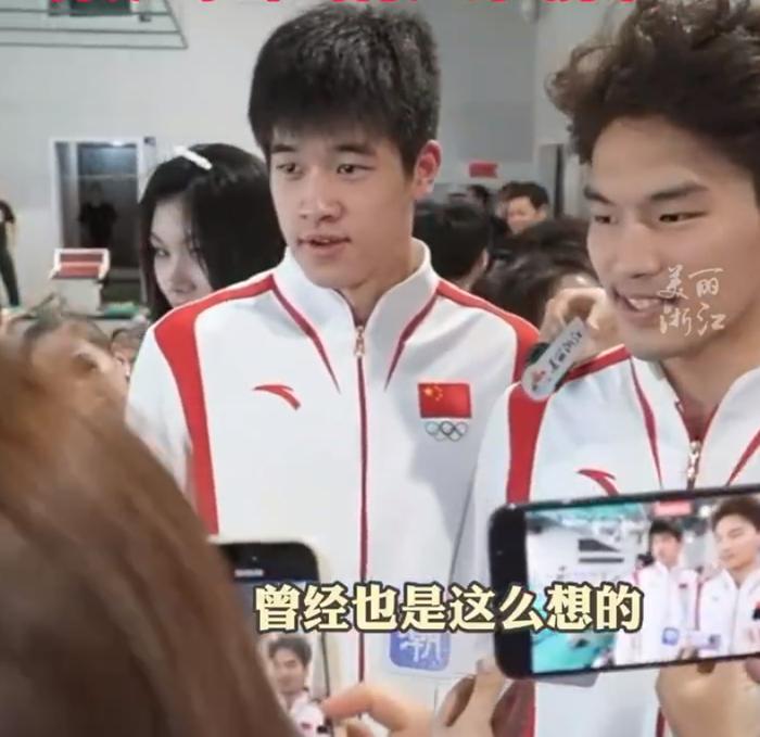 潘展乐回母校展现I人体质：被大妈拉着合影显局促 躲在徐嘉余背后拒营-潘展交易分享