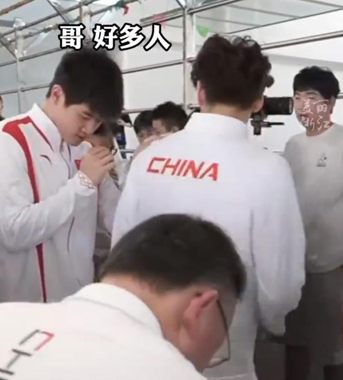 潘展乐回母校展现I人体质：被大妈拉着合影显局促 躲在徐嘉余背后拒营-潘展交易分享