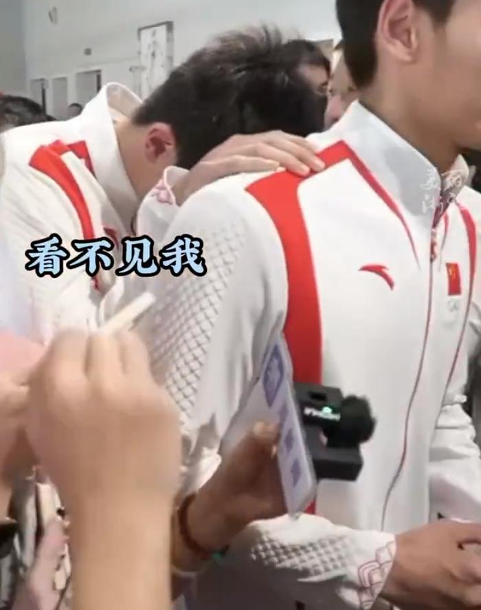 潘展乐回母校展现I人体质：被大妈拉着合影显局促 躲在徐嘉余背后拒营-潘展交易分享