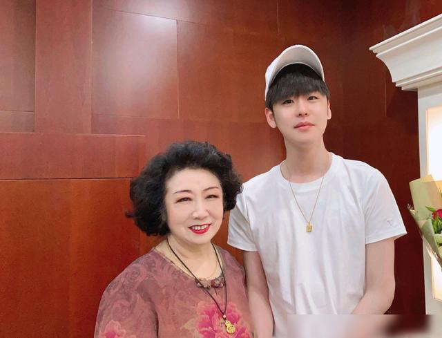 张云雷又成功追星，晒与鼓曲名家张雅琴合照，同为传统代言人！-张云雷唱曲合集