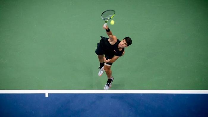 四盘晋级！阿尔卡拉斯3-1华裔资格赛选手，豪夺大满贯15连胜-阿尔卡拉斯山脉