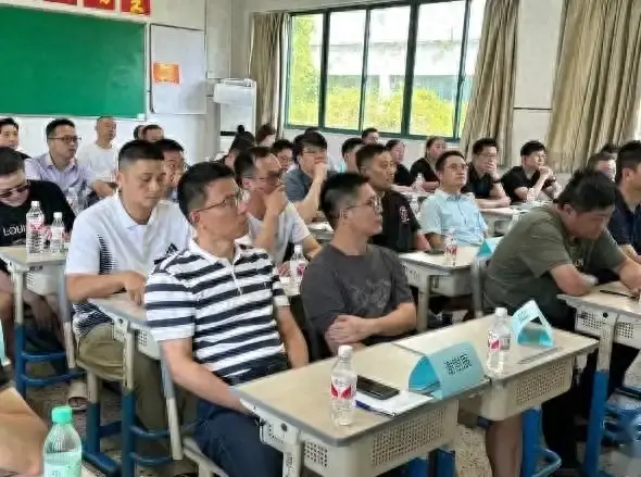 这事儿丨学校点名爸爸来开家长会：父亲育儿不能是“奢侈品”-爸爸专场家长会主题怎么写