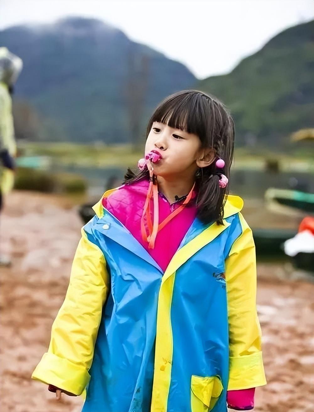 叶一茜母女现身巴黎，穿马面裙引老外围观，森碟身大头小下巴抢镜-叶一茜5到34岁