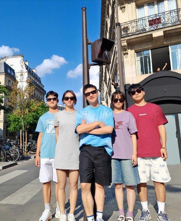 叶一茜母女现身巴黎，穿马面裙引老外围观，森碟身大头小下巴抢镜-叶一茜5到34岁