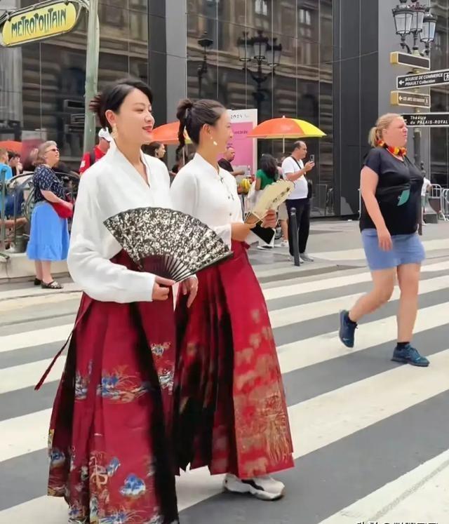 叶一茜母女现身巴黎，穿马面裙引老外围观，森碟身大头小下巴抢镜-叶一茜5到34岁