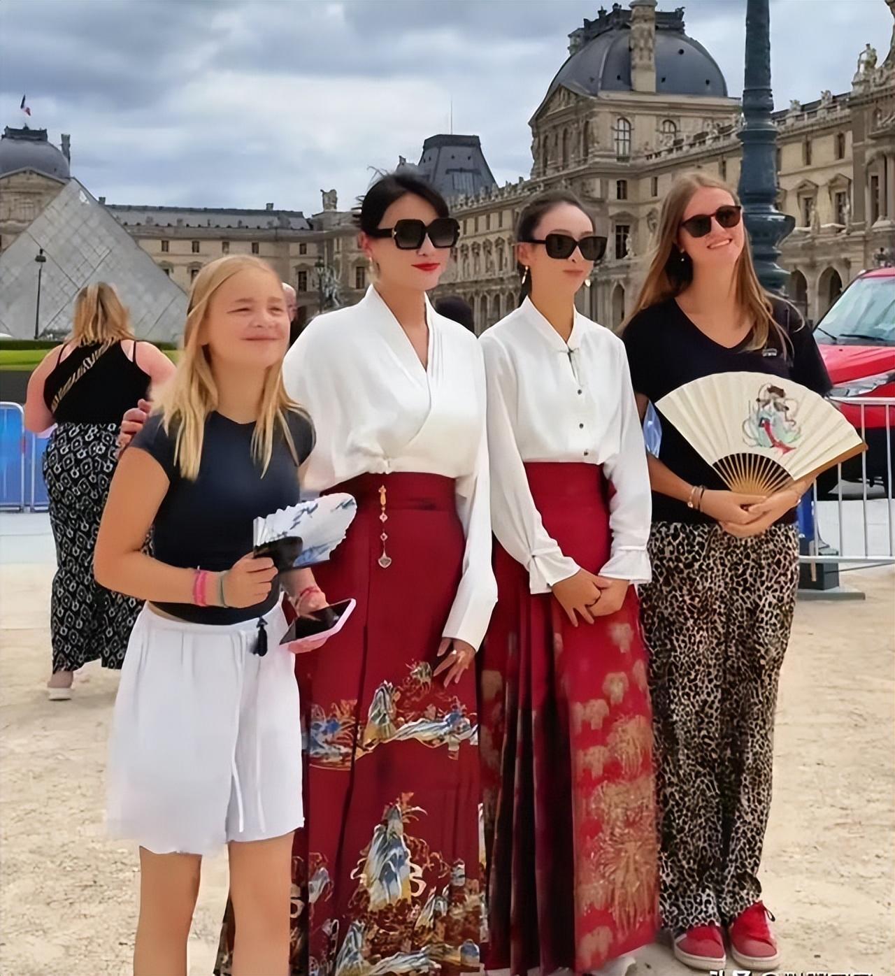 叶一茜母女现身巴黎，穿马面裙引老外围观，森碟身大头小下巴抢镜-叶一茜5到34岁