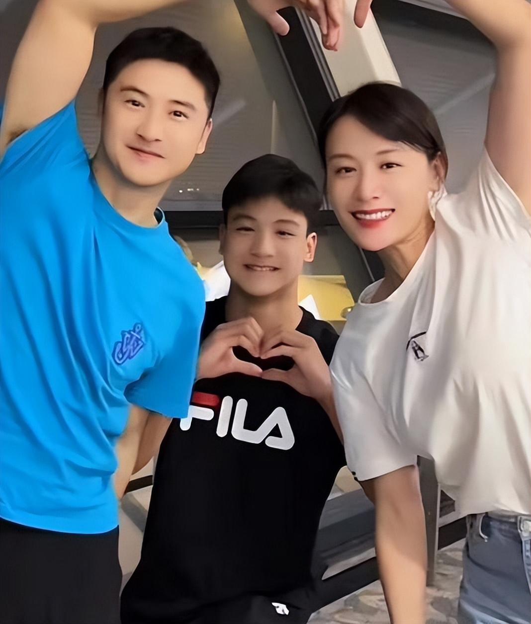 叶一茜母女现身巴黎，穿马面裙引老外围观，森碟身大头小下巴抢镜-叶一茜5到34岁