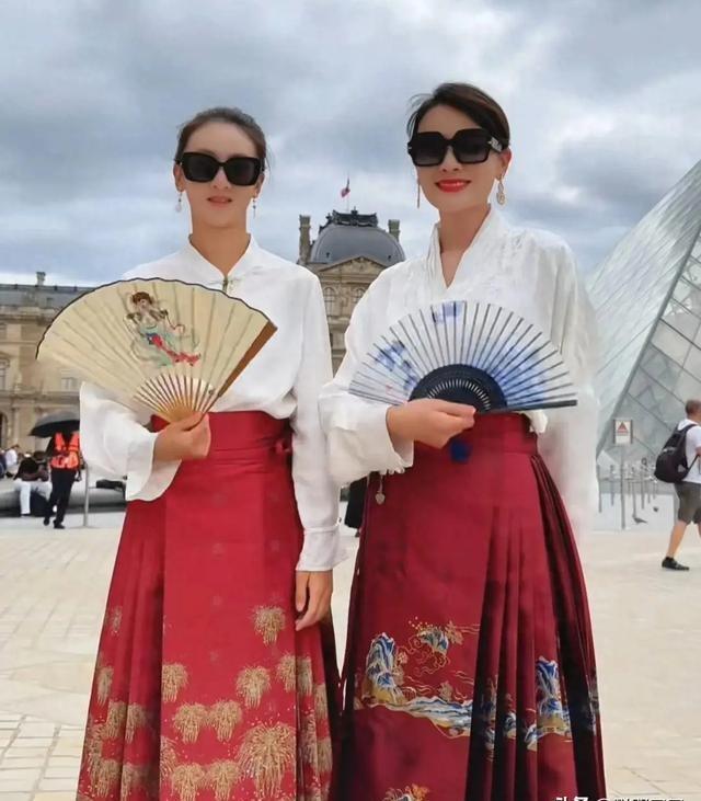 叶一茜母女现身巴黎，穿马面裙引老外围观，森碟身大头小下巴抢镜-叶一茜5到34岁