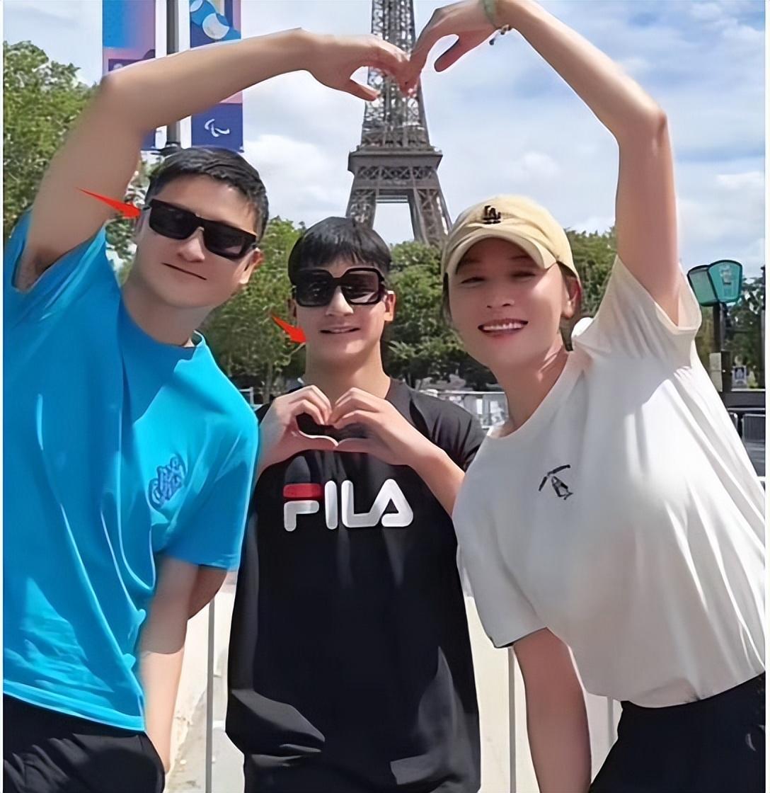 叶一茜母女现身巴黎，穿马面裙引老外围观，森碟身大头小下巴抢镜-叶一茜5到34岁