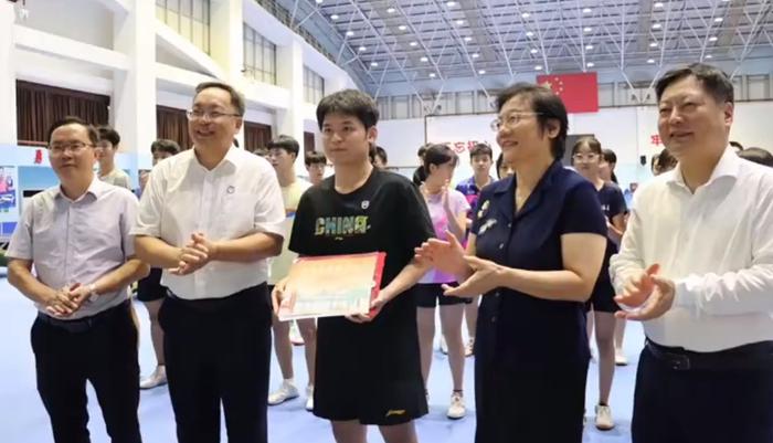 林诗栋到海南大学报到！王楚钦刘丁硕调侃肚子太大 胖墩该减肥了？-林诗栋个人资料