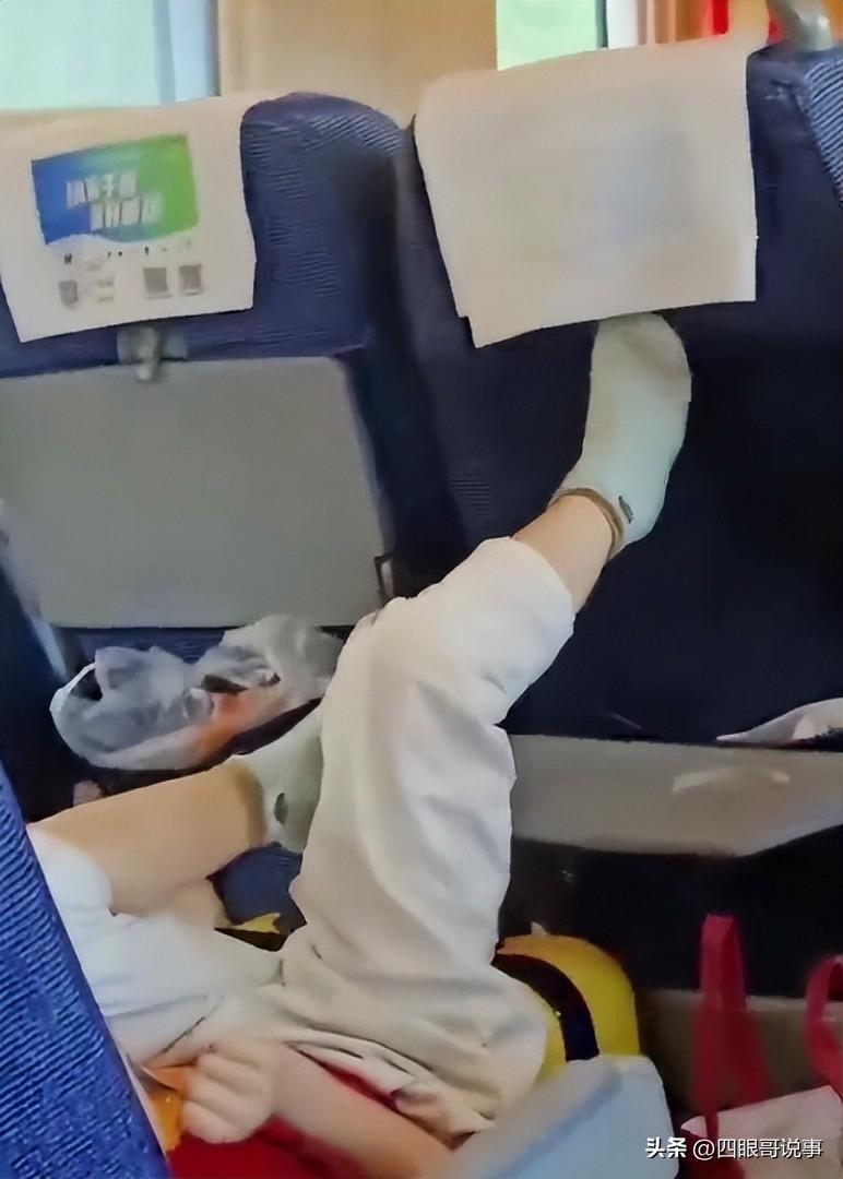 高铁上熊孩子吵闹，男子怒怼后座家长，家长：你来告诉我们怎么教-高铁上小孩吵家长不管怎么办