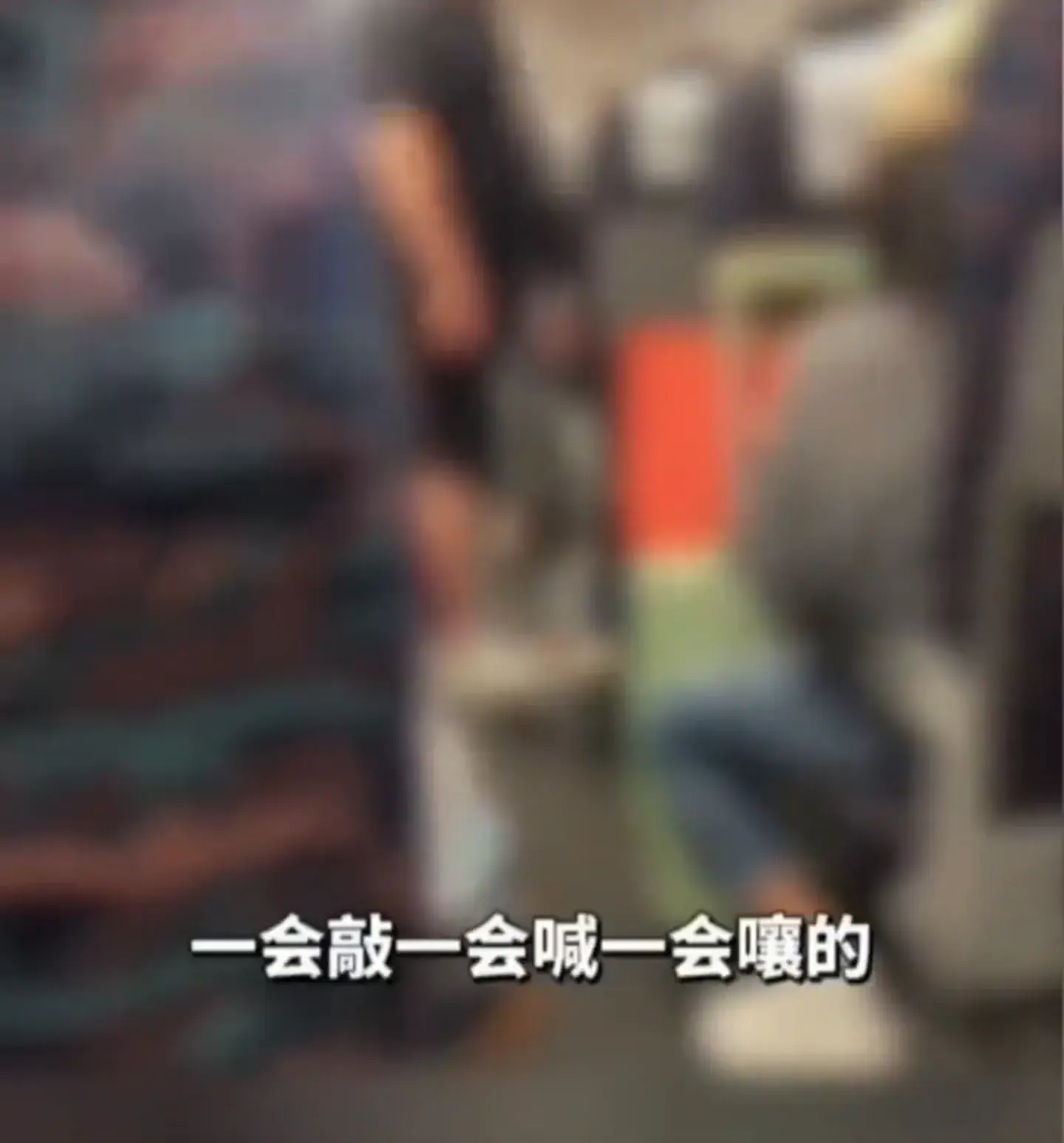 男子高铁上忍无可忍怒怼后座家长！反被怼：你来告诉我们怎么教！-女子高铁霸座后辱骂