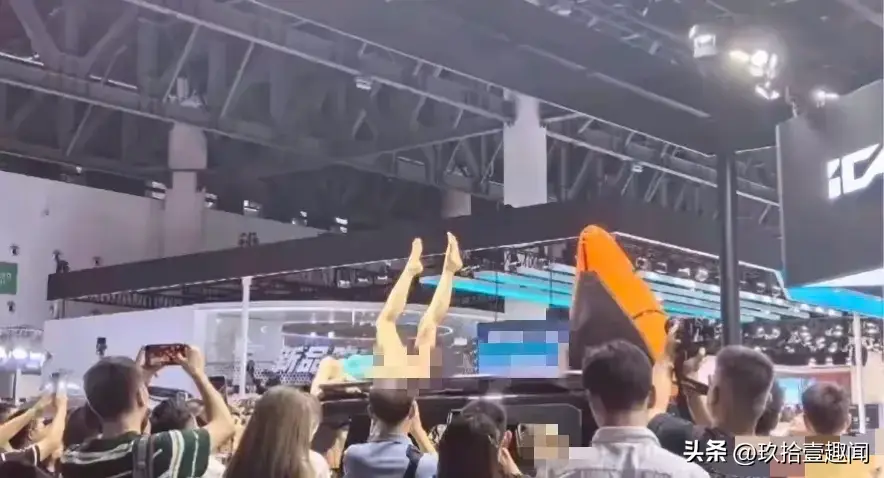 网曝 成都车展 一车模躺在车顶 摆大尺度动作，穿着清凉，引网友质疑-成都车展主要演艺车模名单