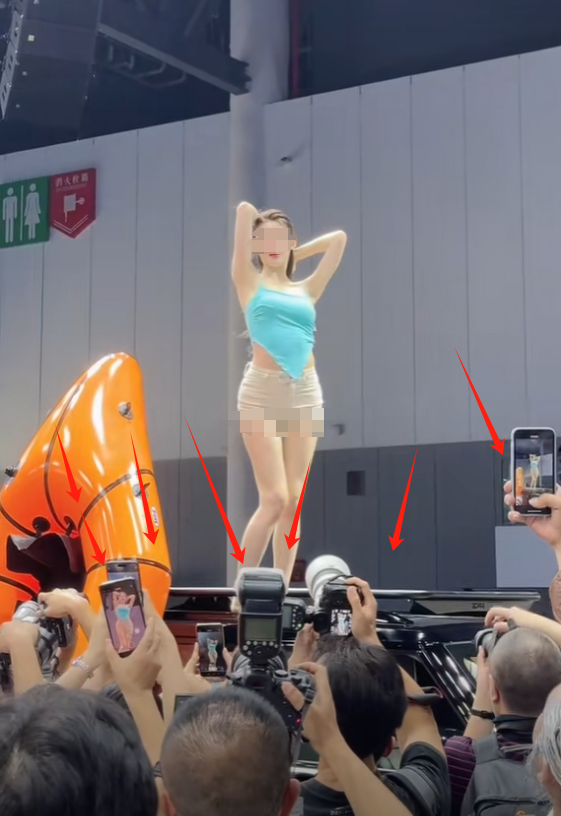成都车展一女子躺车顶肆意摆大尺度动作，穿着清凉，引网友争议！-成都汽车展览会模特