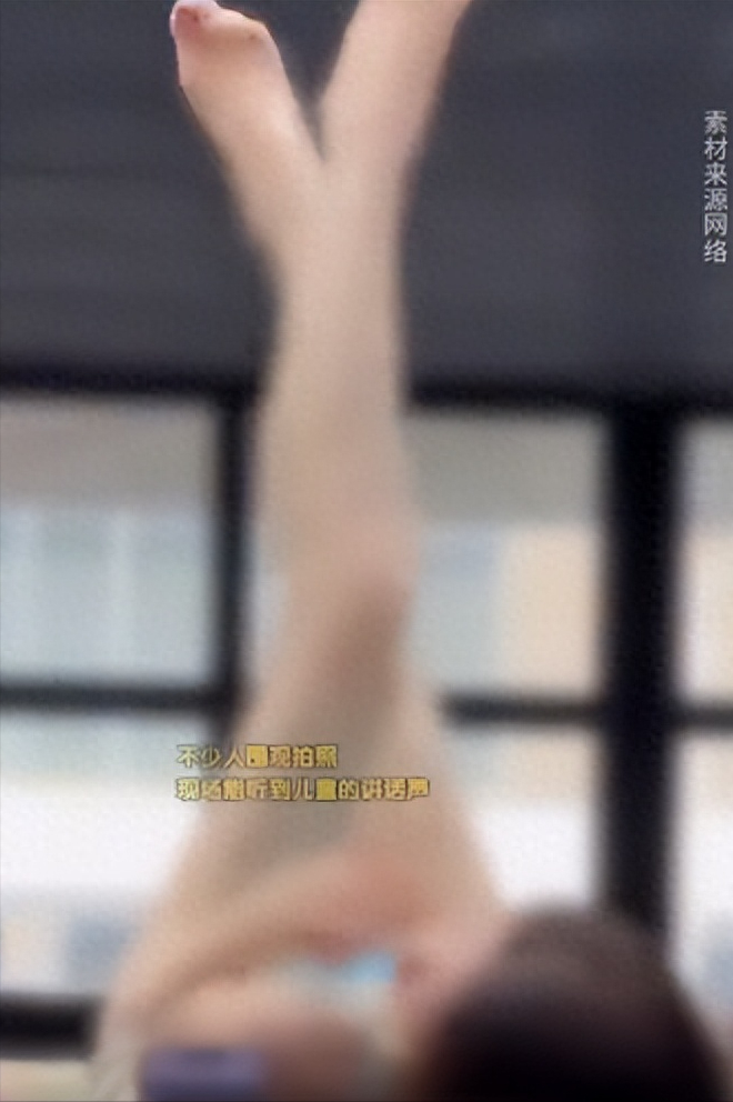 成都车展一女子躺车顶肆意摆大尺度动作，穿着清凉，引网友争议！-成都汽车展览会模特