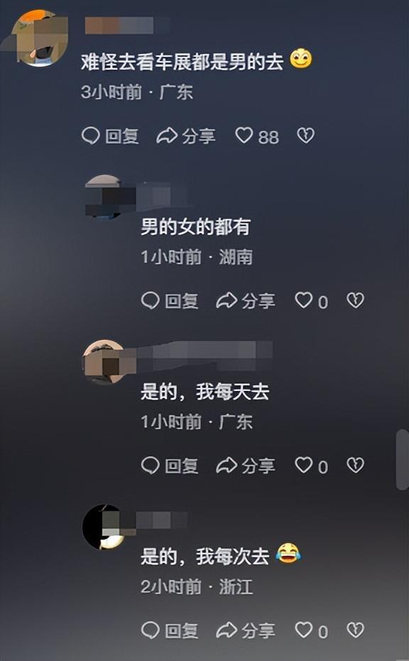 成都车展一女子躺车顶肆意摆大尺度动作，穿着清凉，引网友争议！-成都汽车展览会模特