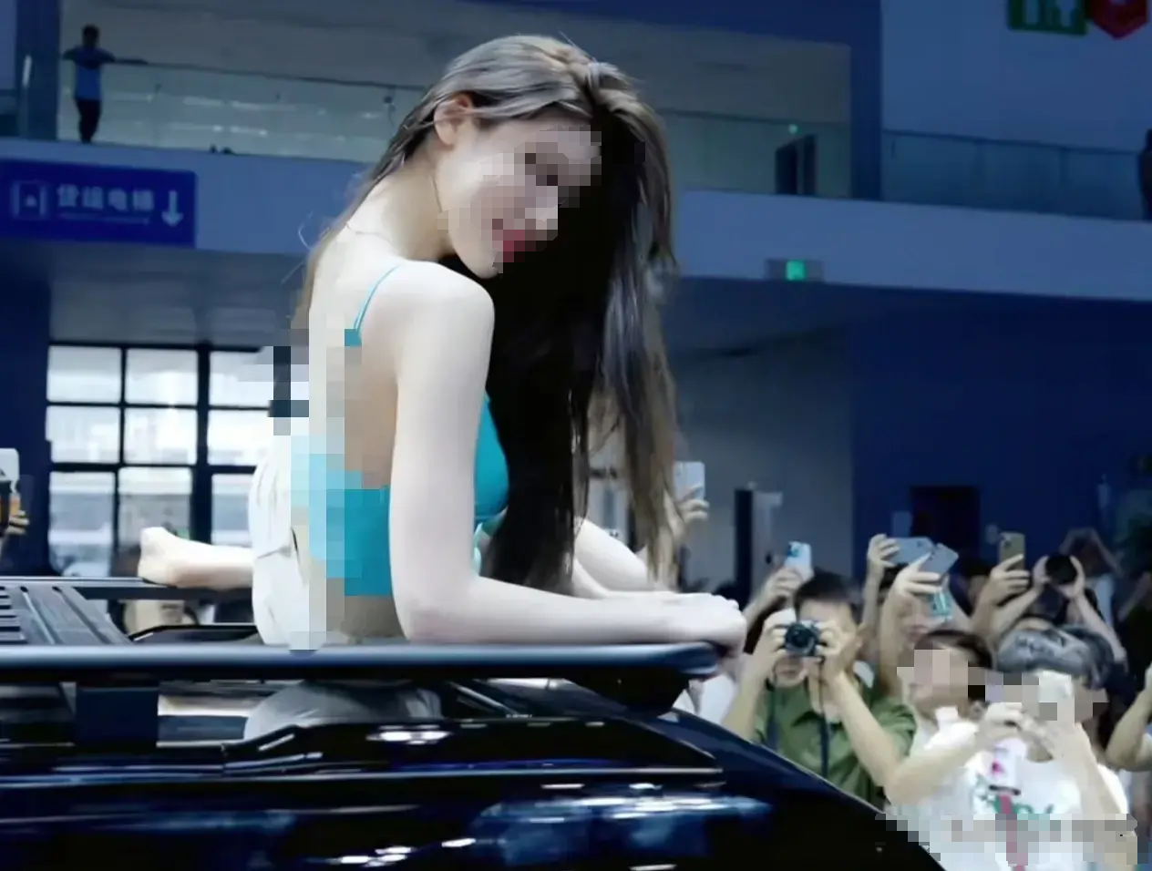 成都车展一女子躺车顶肆意摆大尺度动作，穿着清凉，引网友争议！-成都汽车展览会模特