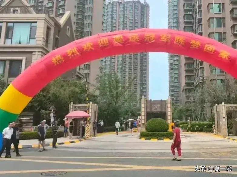 陈梦回山东青岛老家的一幕很特别！她身后这个小男孩的眼神亮了！-陈梦住在青岛哪