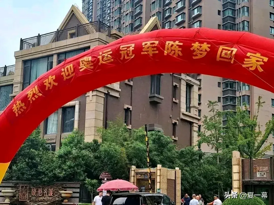 陈梦回山东青岛老家的一幕很特别！她身后这个小男孩的眼神亮了！-陈梦住在青岛哪