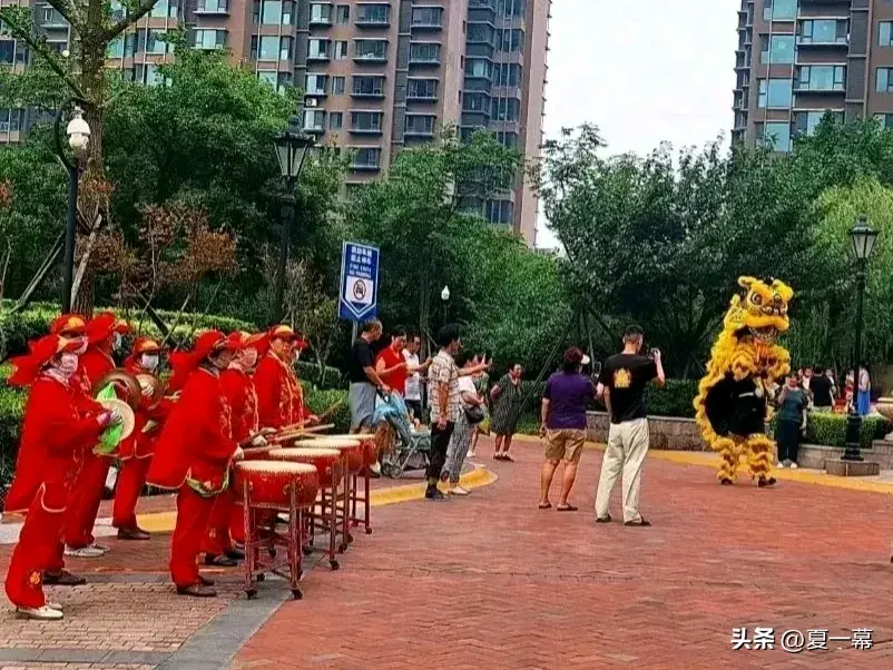 陈梦回山东青岛老家的一幕很特别！她身后这个小男孩的眼神亮了！-陈梦住在青岛哪
