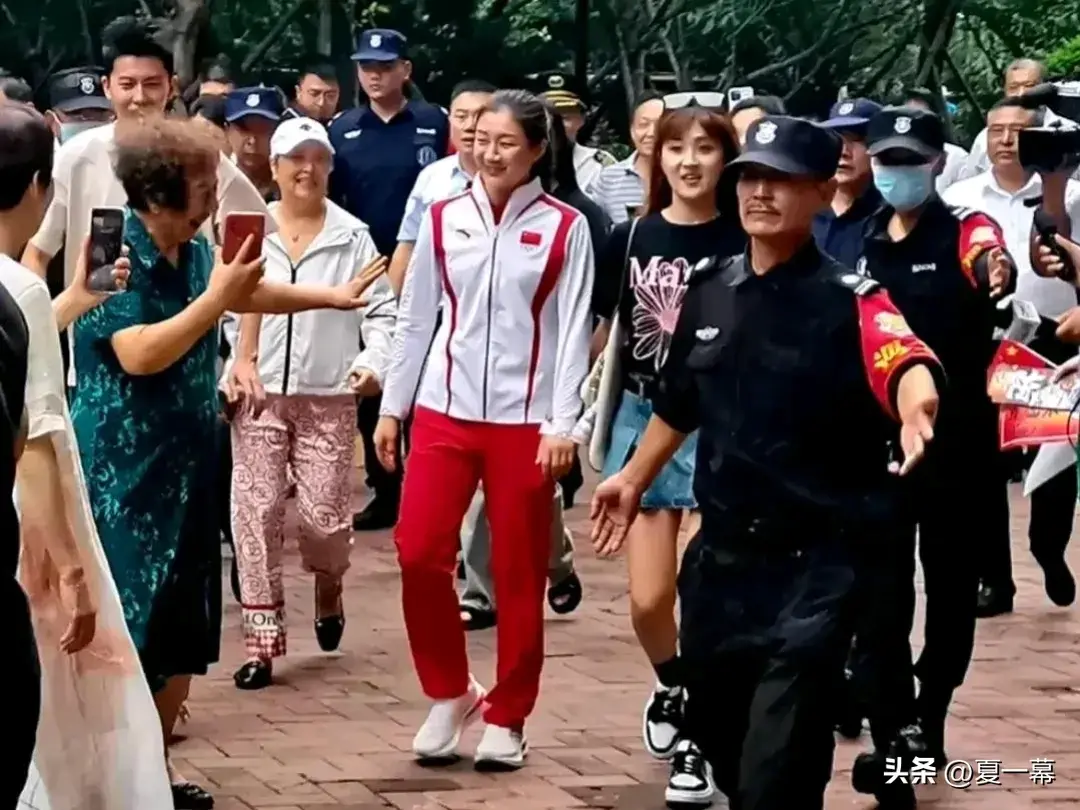 陈梦回山东青岛老家的一幕很特别！她身后这个小男孩的眼神亮了！-陈梦住在青岛哪