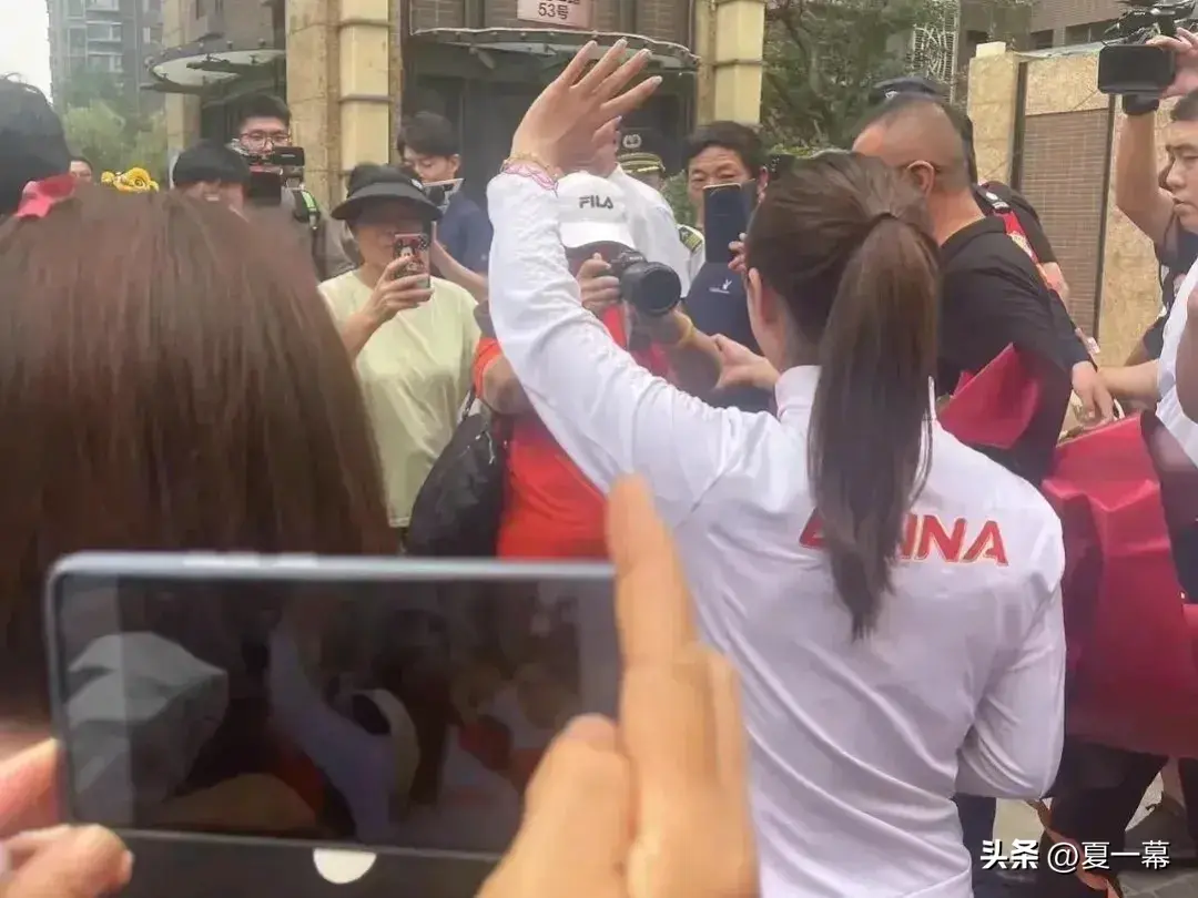 陈梦回山东青岛老家的一幕很特别！她身后这个小男孩的眼神亮了！-陈梦住在青岛哪