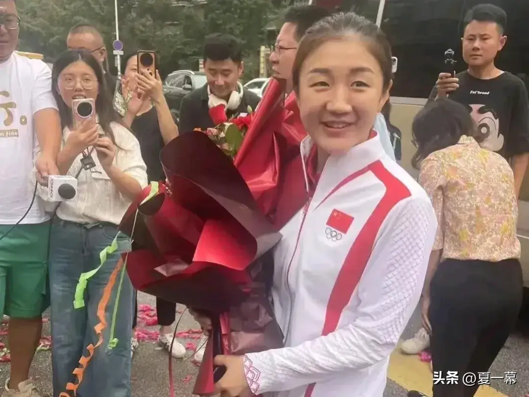 陈梦回山东青岛老家的一幕很特别！她身后这个小男孩的眼神亮了！-陈梦住在青岛哪