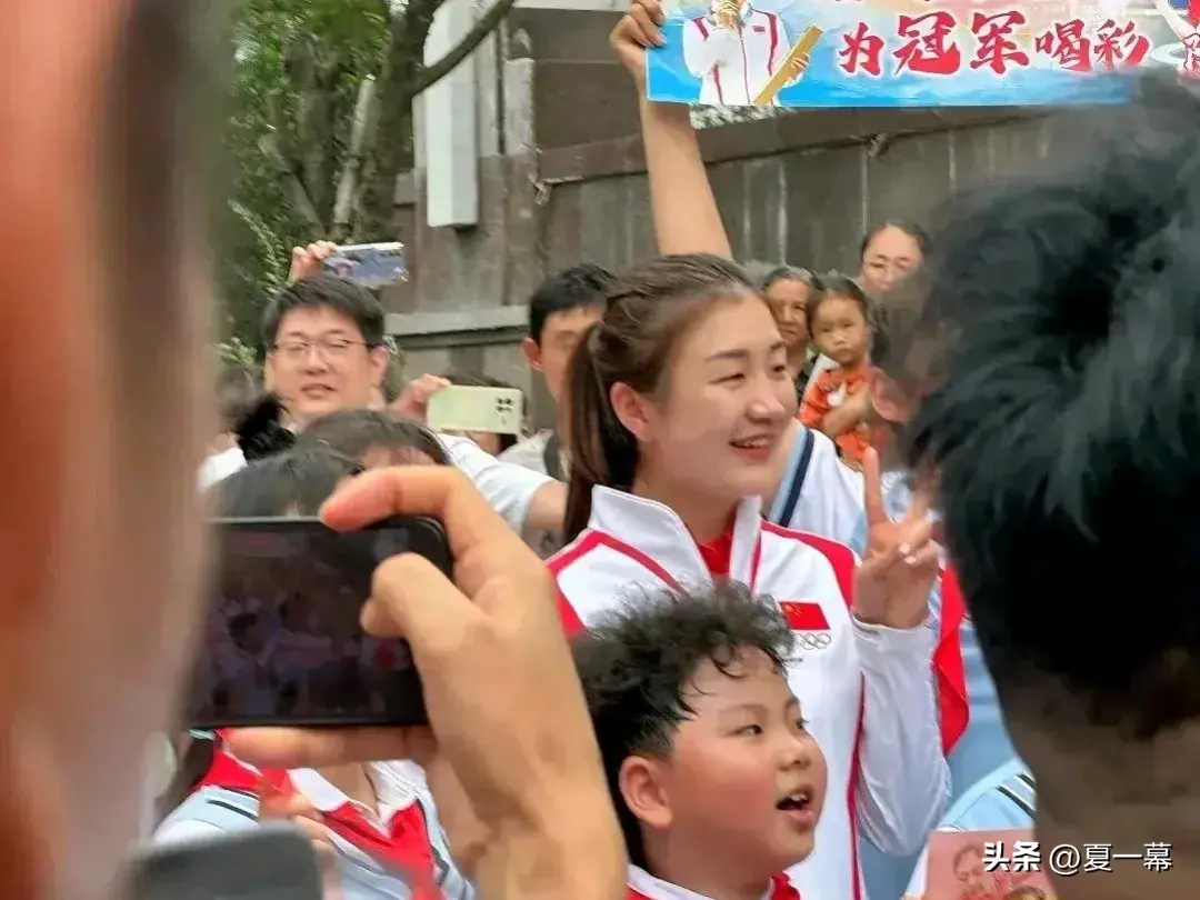 陈梦回山东青岛老家的一幕很特别！她身后这个小男孩的眼神亮了！-陈梦住在青岛哪