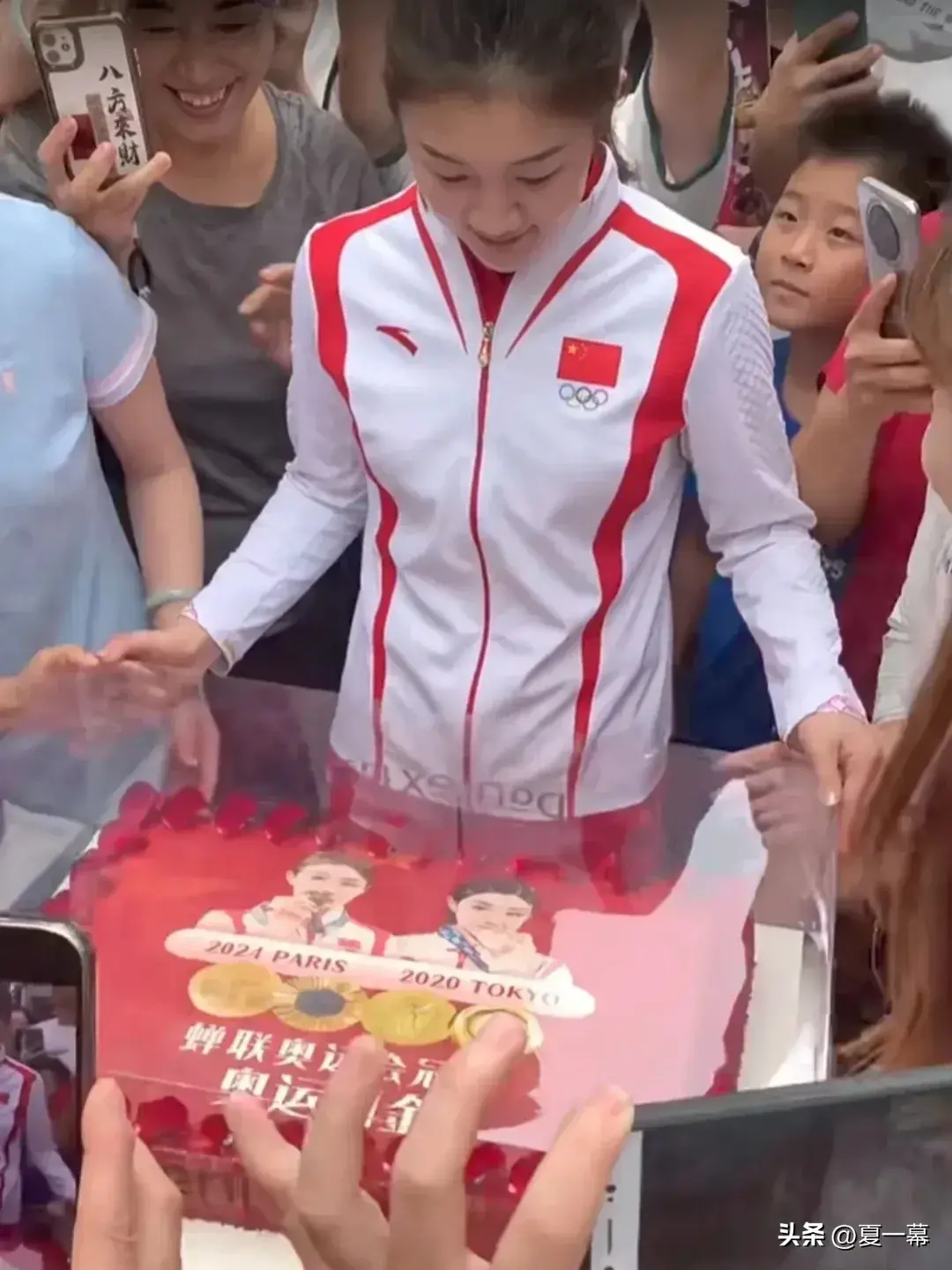 陈梦回山东青岛老家的一幕很特别！她身后这个小男孩的眼神亮了！-陈梦住在青岛哪