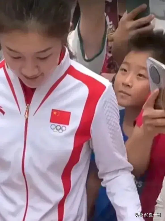 陈梦回山东青岛老家的一幕很特别！她身后这个小男孩的眼神亮了！-陈梦住在青岛哪