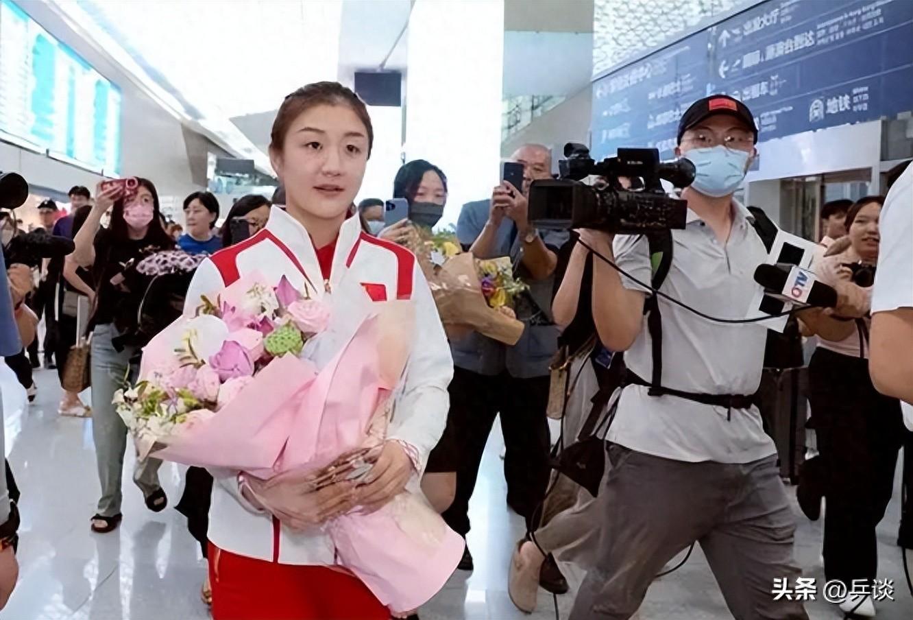 衣锦还乡！陈梦载誉归来，92岁姥姥接机，亲友邻里在小区门口相迎-陈梦94