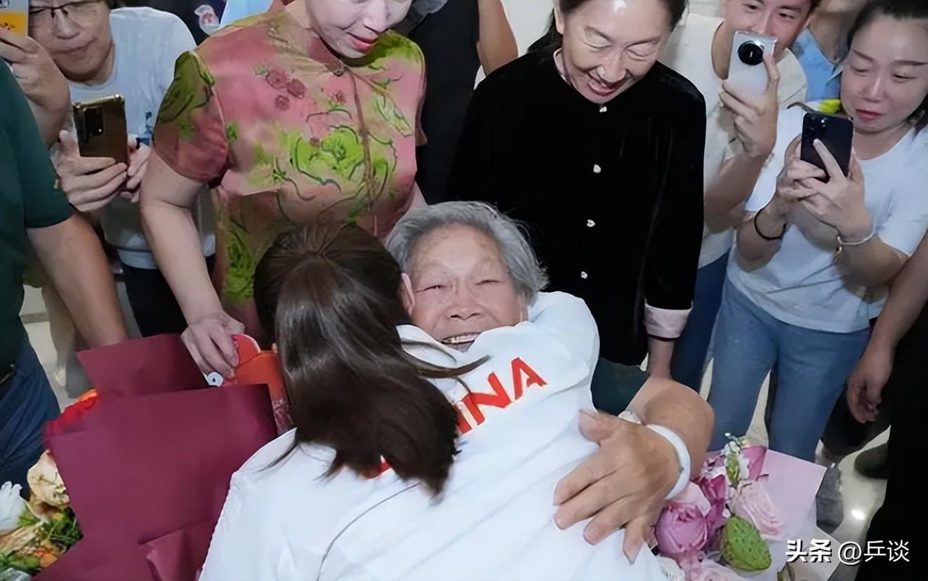 衣锦还乡！陈梦载誉归来，92岁姥姥接机，亲友邻里在小区门口相迎-陈梦94