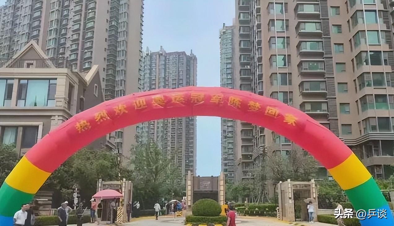 衣锦还乡！陈梦载誉归来，92岁姥姥接机，亲友邻里在小区门口相迎-陈梦94