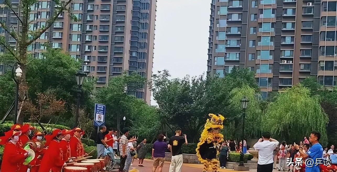 衣锦还乡！陈梦载誉归来，92岁姥姥接机，亲友邻里在小区门口相迎-陈梦94