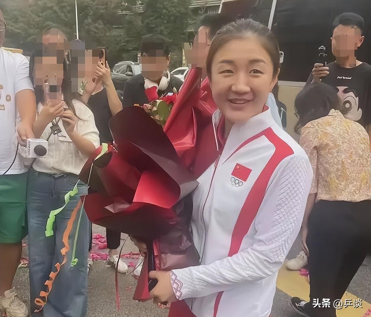 衣锦还乡！陈梦载誉归来，92岁姥姥接机，亲友邻里在小区门口相迎-陈梦94