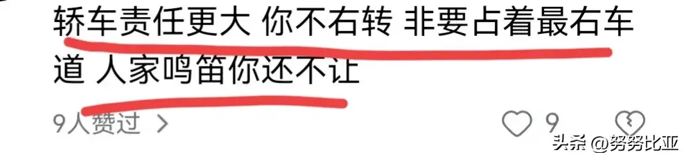 太吓人！摩托骑手砸烂轿车后视镜后被撞翻在地！网友吵翻了！-骑摩托车打坏汽车后视镜