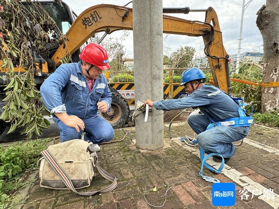 十年前曾来海南抗击“威马逊”，这位广东电力人带上儿子再度援琼！-海南威马逊台风视频