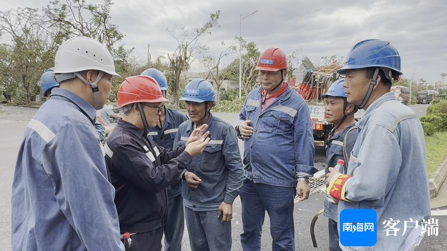十年前曾来海南抗击“威马逊”，这位广东电力人带上儿子再度援琼！-海南威马逊台风视频