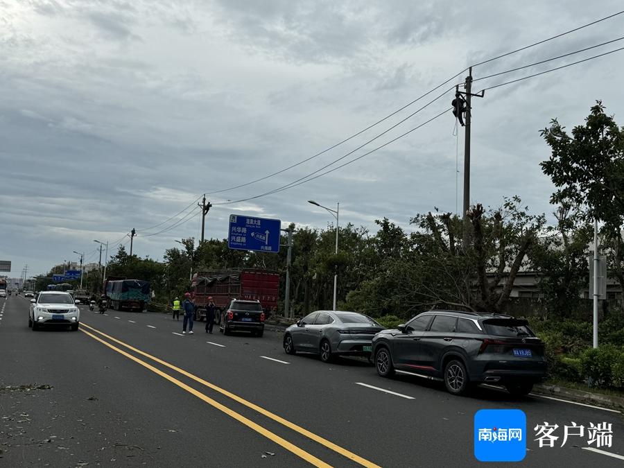 十年前曾来海南抗击“威马逊”，这位广东电力人带上儿子再度援琼！-海南威马逊台风视频