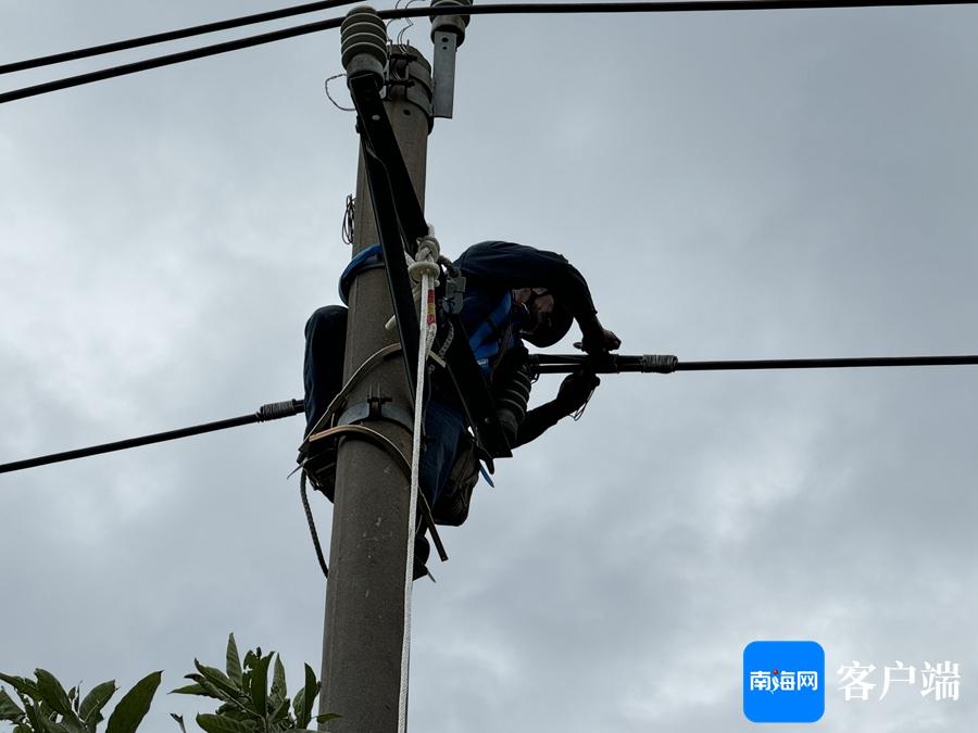 十年前曾来海南抗击“威马逊”，这位广东电力人带上儿子再度援琼！-海南威马逊台风视频