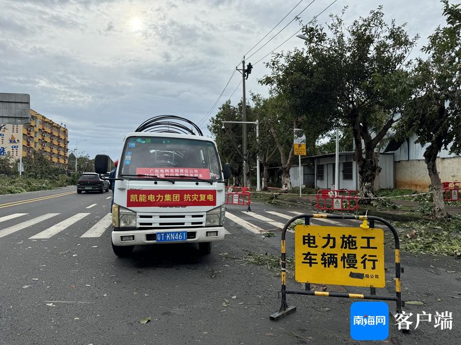 十年前曾来海南抗击“威马逊”，这位广东电力人带上儿子再度援琼！-海南威马逊台风视频