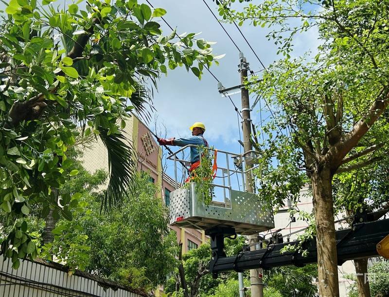 防御台风“摩羯”南方电网援琼抢险队首批600余人抵琼-南方电力告急