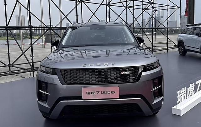 新车神似”路虎揽胜极光，曝奇瑞瑞虎7运动版实车，悬浮中控屏-奇瑞路虎揽胜极光报价及图片及报价