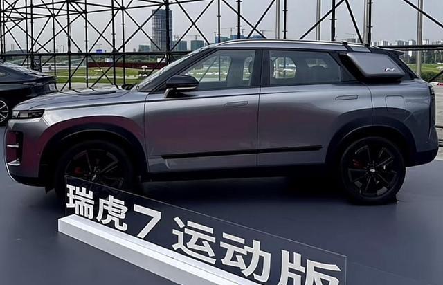 新车神似”路虎揽胜极光，曝奇瑞瑞虎7运动版实车，悬浮中控屏-奇瑞路虎揽胜极光报价及图片及报价