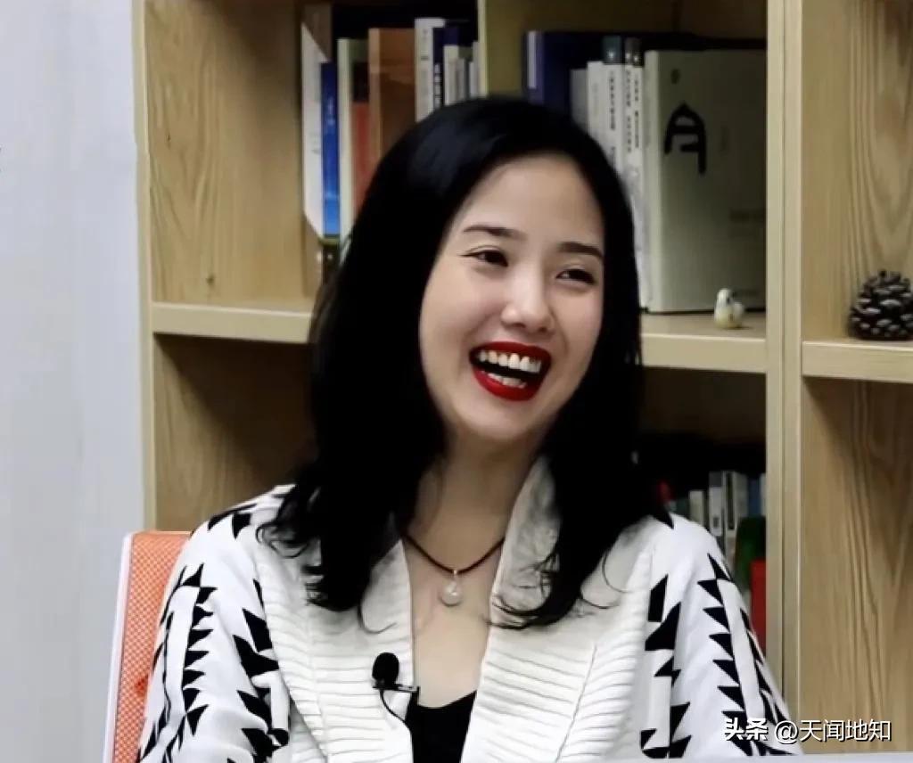 西南政法38岁女教授突然死亡，官方回应死因，知情者披露大量隐情-西南政法大学教授网红