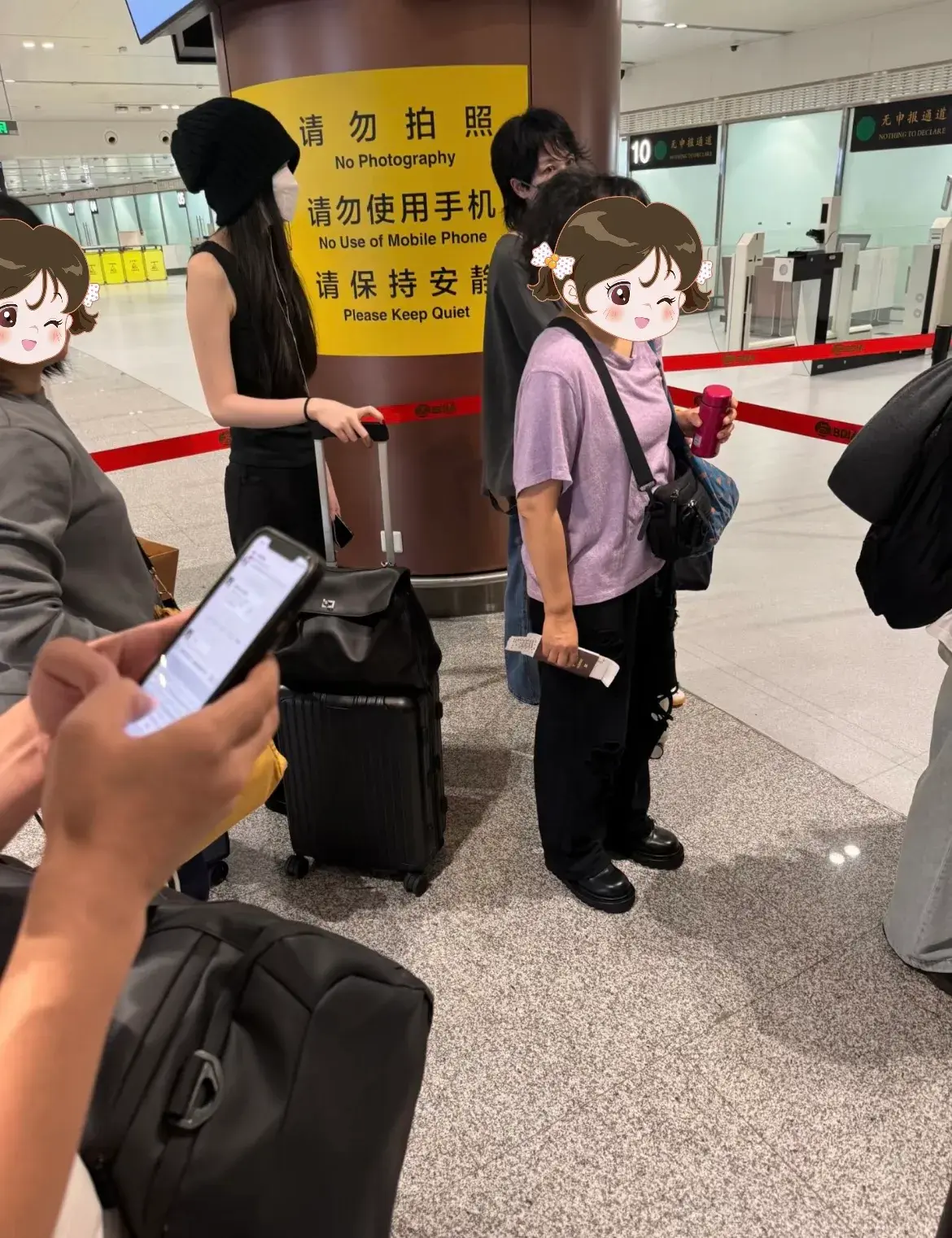 偶遇王菲送李嫣去英国留学，18岁李嫣打扮时髦有范，和妈妈一样高-王菲对李嫣的教育启示