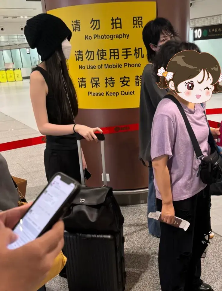 偶遇王菲送李嫣去英国留学，18岁李嫣打扮时髦有范，和妈妈一样高-王菲对李嫣的教育启示