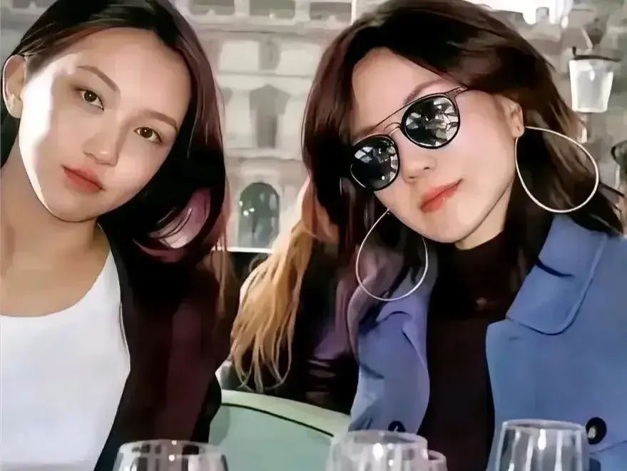 偶遇王菲送李嫣去英国留学，18岁李嫣打扮时髦有范，和妈妈一样高-王菲对李嫣的教育启示