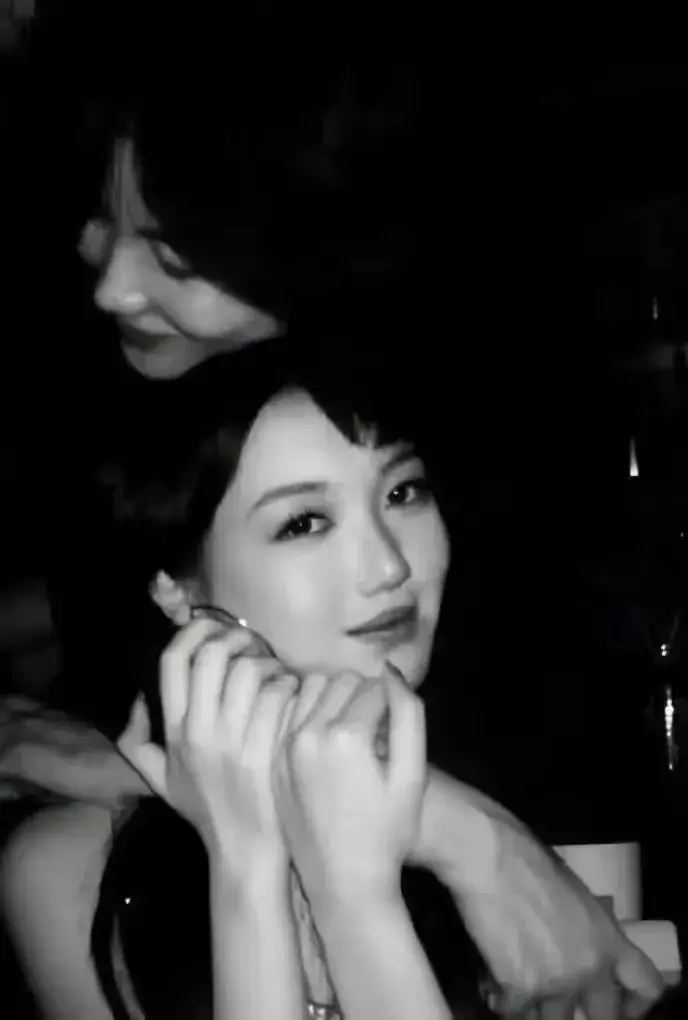 偶遇王菲送李嫣去英国留学，18岁李嫣打扮时髦有范，和妈妈一样高-王菲对李嫣的教育启示