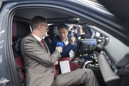 欧盟加税“逆风”拦不住中国电动汽车出海热潮-欧盟新能源有电池制造吗